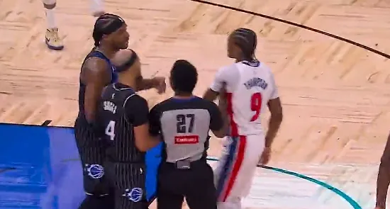 卡特扣篮被吹进攻干扰球遭斯图尔特鼓掌挑衅，双方爆发口角